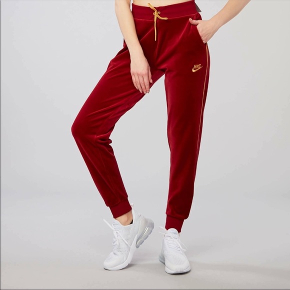 NWT Nike Women’s velour jogging pants size small - Picture 2 of 3